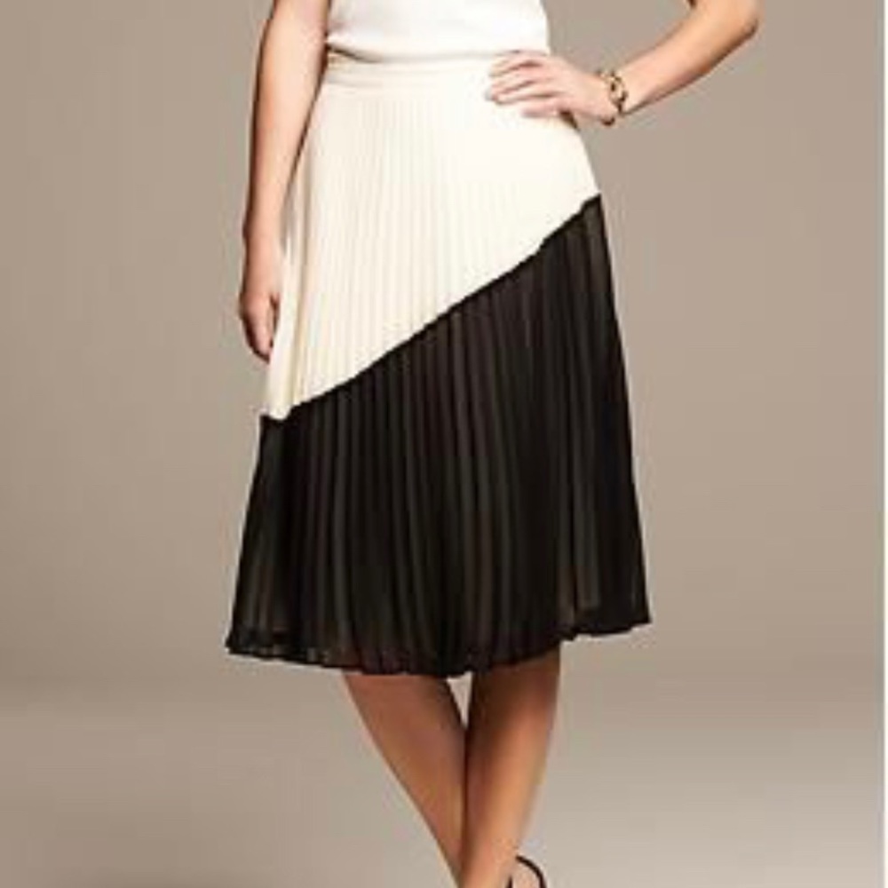 Banana Republic pleated black and cream skirt